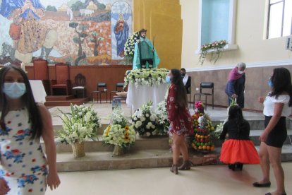 Los devotos llevaron lo mejor de sus cosechas ante el santo para que los alimentos no falten en este tiempo de pandemia.