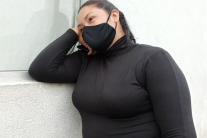 Mayra Alvarado y su progenitora realizaban los tramites para retirar los restos de su ser querido.