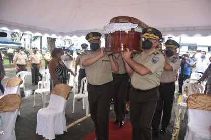 Momentos en que trasladan el cuerpo del agente para los funerales.