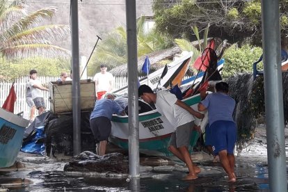 Pescadores trataron de asegurar sus embarcaciones.