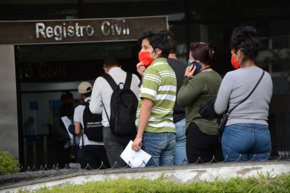 Los usuarios hacen largas filas para realizar el trámite en la matriz del Registro Civil.