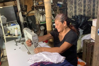 Una máquina y telas recibió la mujer de 58 años, quien sostiene a sus hijos con la costura.
