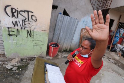 En un callejón de la 22 y Ayacucho, Lorena lleva el mensaje del Señor.


Agencia (ag-extra)