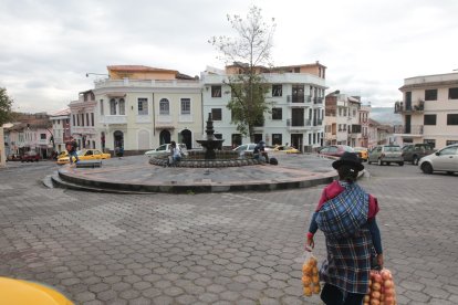 Varios hombres esperan por un ‘cachuelo’ de oficios como albañilería o plomería.