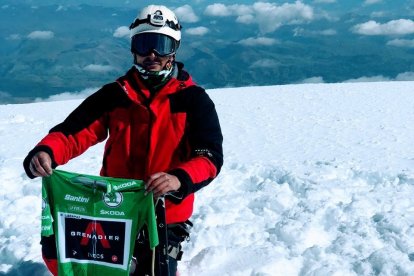 Cristian Vela en la cumbre del Chimborazo con el maillot verde de Richard Carapaz.