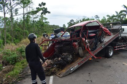 El vehículo de la familia quedó destrozado.