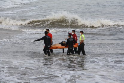 Bomberos y policías rescataron a la mujer sin vida.