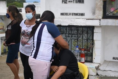 Allegados a las víctimas, mientras esperaban realicen los exámenes legales y retirar 

los cuerpos.