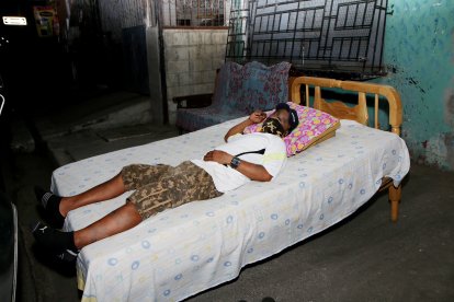 Todos los días Luis lava la sábana de su cama, cobija y forro de almohada. Por la lluvia cubre el colchón con plástico.

PERIODISTA : ROMINJA ALMEIDA 

FECHA : 13/01/2021 

Agencia (ag-extra)