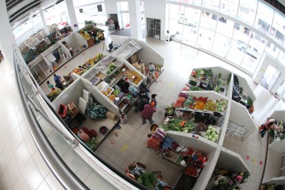 Quito
Luego del incendio del mercado Mayorista, el 9 de enero, la lupa ha caído sobre el resto de los centros de abasto de la capital. EXTRA realizó un recorrido por los principales mercados para constatar si sus infraestructuras están listas para prevenir un incendio.
Gina Carrión, tesorera de la asociación Chiriyacu, del mercado del mismo nombre, explicó que los 400 socios se han organizado para dar mantenimiento a sus puestos de trabajo, así como para adquirir extintores grandes. “En el patio de comidas todos tienen un extintor pequeño. No queremos que haya alguna desgracia”, dijo.
Sin embargo, a pesar de ello existe el temor de que el medidor que aún alimenta a la mitad del mercado ocasione un cortocircuito y, por consecuencia, un incendio. “El 50 % de los puestos ya tienen medidor propio, pero aún faltan”. La directiva ha hecho un pedido a la Empresa Eléctrica y al Municipio de Quito, pero las respuestas son lentas, aseguran.
Del cuarto de donde aún funciona el medidor -de 60 años- salen cables desperdigados, conexiones que no se sabe si son seguras y que por la antigüedad los comerciantes prefieren no acercarse.
Las asociaciones en los mercados se han convertido en la balsa frente a las necesidades de los centros de abasto. En Santa Clara, otro mercado tradicional, las cosas se han conseguido con autogestión, pues los 244 socios aportan 4 dólares semanales para el mantenimiento de la infraestructura, guardianía y servicios básicos. “El presupuesto del Municipio no alcanza”, comentó Silvana Carrión, secretaria de la directiva del sitio.
En San Roque, el más grande de la capital, la tónica es parecida. Los avances se han logrado con los aportes de los comerciantes. Aquí 3 dólares semanales se destinan también a guardianía, reparaciones, recarga de extintores, pintura. “El alcalde (Jorge Yunda) ha venido y ha dicho que va a regenerar el barrio, pero seguimos esperando”, dijo Mónica Villegas, de la Asociación Nuevo San Roque.
Lo mismo sucede en el de Iñaquito, donde Washington Mora, dirigente, indicó que las capacitaciones contra incendios y las recargas corren por su cuenta. “Hemos pedido al menos que nos den talleres al Municipio, sin éxito”.
Esta realidad la confirma Rommel Rosero, titular de la Agencia Distrital de Comercio, entidad que tiene la competencia de los centros de abastos. Este indicó que los planes de contingencia para los mercados no han sido actualizados desde 2017, y que se harán este año. A partir de este mes también se empezará a preparar a los brigadistas en temas de prevención, norma obligatoria desde hace algunos años.
La entidad sigue una lista de recomendaciones hechas por el Cuerpo de Bomberos y que se trabajaron con la academia, pero las trabas para la implementación, explicó Rosero, han sido presupuestarias.