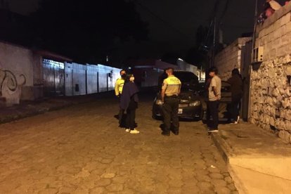 La víctima llamó a la Policía y alertó a sus vecinos.