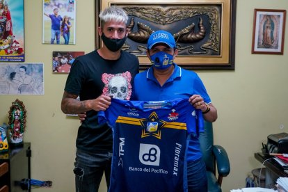 Juan Ignacio Vieyra ya recibió la camiseta de Delfín de manos del presidente José Delgado.