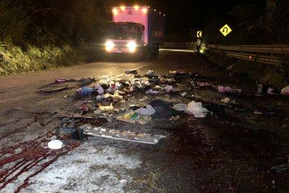 Sobre la vía quedaron desperdigados parte de prendas y otros objetos de las víctimas.