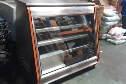 El frigorífico que los sospechosos intentaban vender por Internet luego de pagarlo con un cheque sin fondos.