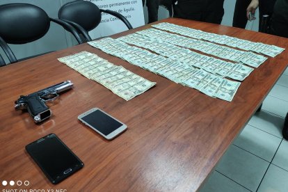 El dinero recuperado fue mostrado por la Policía.