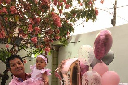 Oswaldo junto a su hija Sarita el día que cumplió un año. A los sesenta años tuvo su primera niña. El actor tiene 4 varones