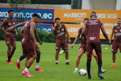 Barcelona trabajó ayer con lluvia en el estadio Monumental. Matías Oyola arreglaría hoy con el Idolo