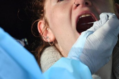 Una señal del covid-19 se puede identificar en la lengua.