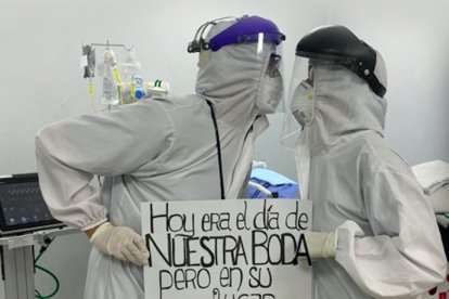 La pareja de doctores trabaja en el Hospital IESS Quito Sur atendiendo a pacientes con coronavirus.