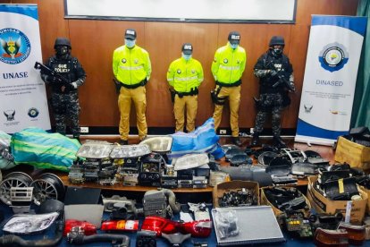 Los agentes allanaron cinco domicilios y hallaron las piezas de autos desmantelados.