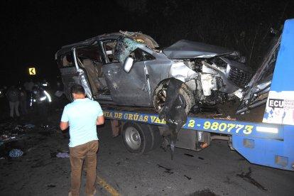 Todos los ocupantes de esta furgoneta murieron después que se salió del carril y se volcó por unos 30 metros de una pendiente.
