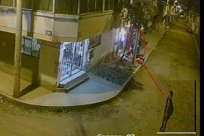 El sujeto merodea por el lugar. Luego trepa al poste.