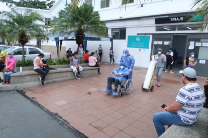 A los familiares les toca esperar en los exteriores de la casa asistencial.