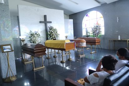 Víctor Hugo, su esposa, hija, una sobrina y su hijo eran velados frente a sus otros parientes.