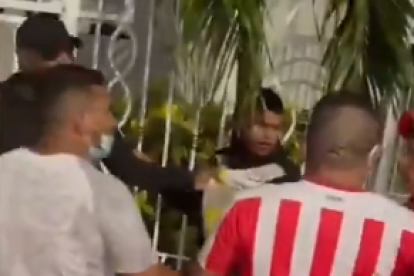 Llegaron a desnudar al ladrón para que aprenda la lección.