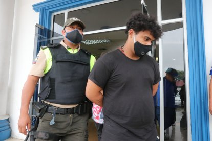 Los tres sospechosos fueron detenidos la madrugada del pasado lunes por agentes del distrito policial 9 de Octubre. La noche anterior habrían cometido dos hechos delictivos. Las víctimas los reconocieron.