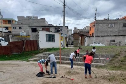 Vecinos se juntaron para limpiar el parque de la calle Independencia.