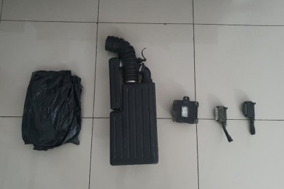 Las piezas del automotor previamente robadas por los pillos para luego exigir dinero a cambio de ellas al propietario.