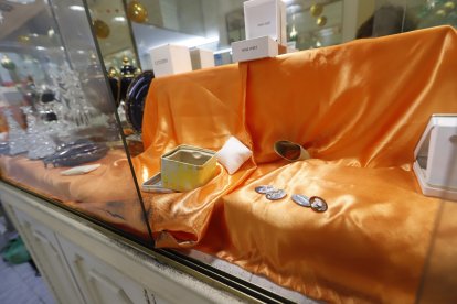 En esta vitrina había anillos, pulseras, collares y demás joyas en oro.