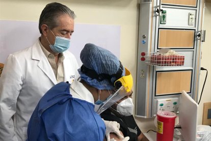 Julio Velásquez, médico del área de emergencias del Hospital del Guasmo Sur, fue el primero en recibir la vacuna en Guayaquil.