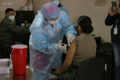 Vacunas. Jeaneth Domínguez del hospital Militar fue la primera en ser vacunada.