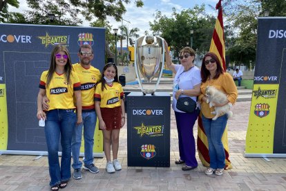 El trofeo que ganó Barcelona como campeón de LigaPro, sigue recorriendo el país.