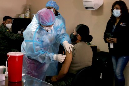 La jornada arrancó en Quito con la inmunización de personal de la casa de salud de las Fuerzas Armadas.