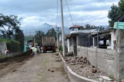 Después de años, la vía está siendo adoquinada.