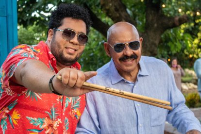 Roberto González junto a Óscar D'León compartiendo en la grabación del vídeo.