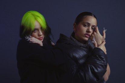 Las artistas aparecen en el clip de la canción luciendo colores oscuros.