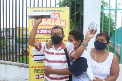 Medardo Correa llegó acompañado de su nieto Mauricio y su nuera Susana Cedeño.