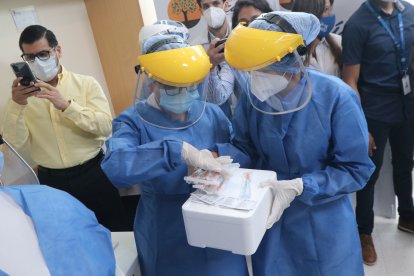 La vacunación arrancó ayer simultáneamente en tres hospitales del país.