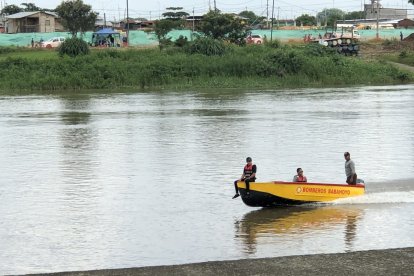 Eddy Lamilla cayó al río al intentar coger un tablero que llevaba en una carretilla.