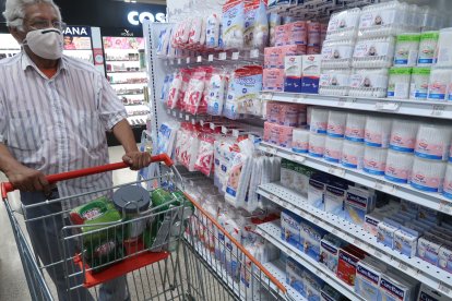 Apenas recibió el premio, don Eugenio se fue de compras. llevó algunos regalos.