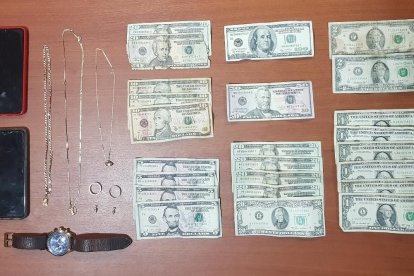 Dinero y parte de las joyas robadas el miércoles último en el centro de Guayaquil.