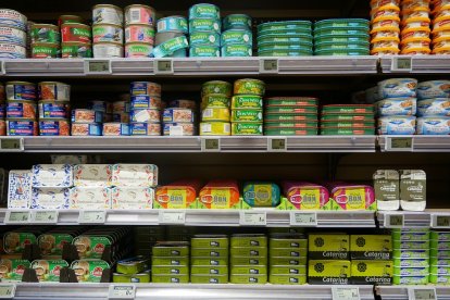 Lo primero que debes revisar es la lista de ingredientes, no solo el semáforo nutricional.