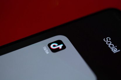 Niña muere realizando reto de TikTok.