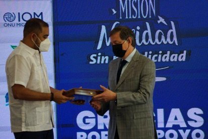 El ministro Taiano entrega el reconocimiento a un empresario.