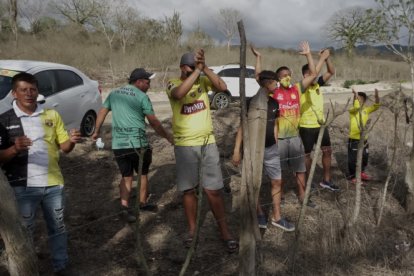 Los hinchas intentaron saltar la cerca de alambre para estar cerca de sus ídolos.