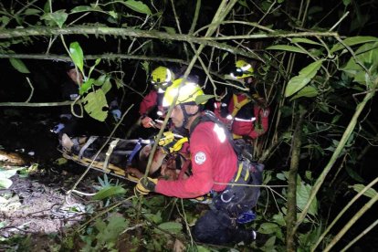 Los heridos fueron sacados del fondo del barranco luego del suceso en Gonzalo Pizarro.